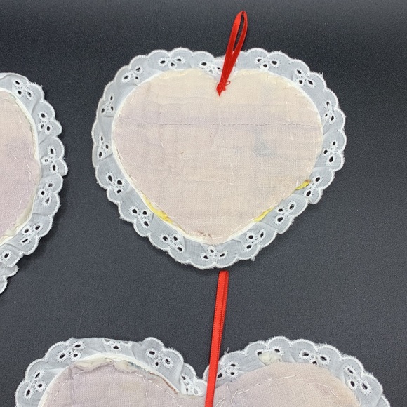 Vintage 4 Feed Sack Quilted Handmade Heart Shaped Eyelet Lace Ornaments Coasters - Picture 10 of 10